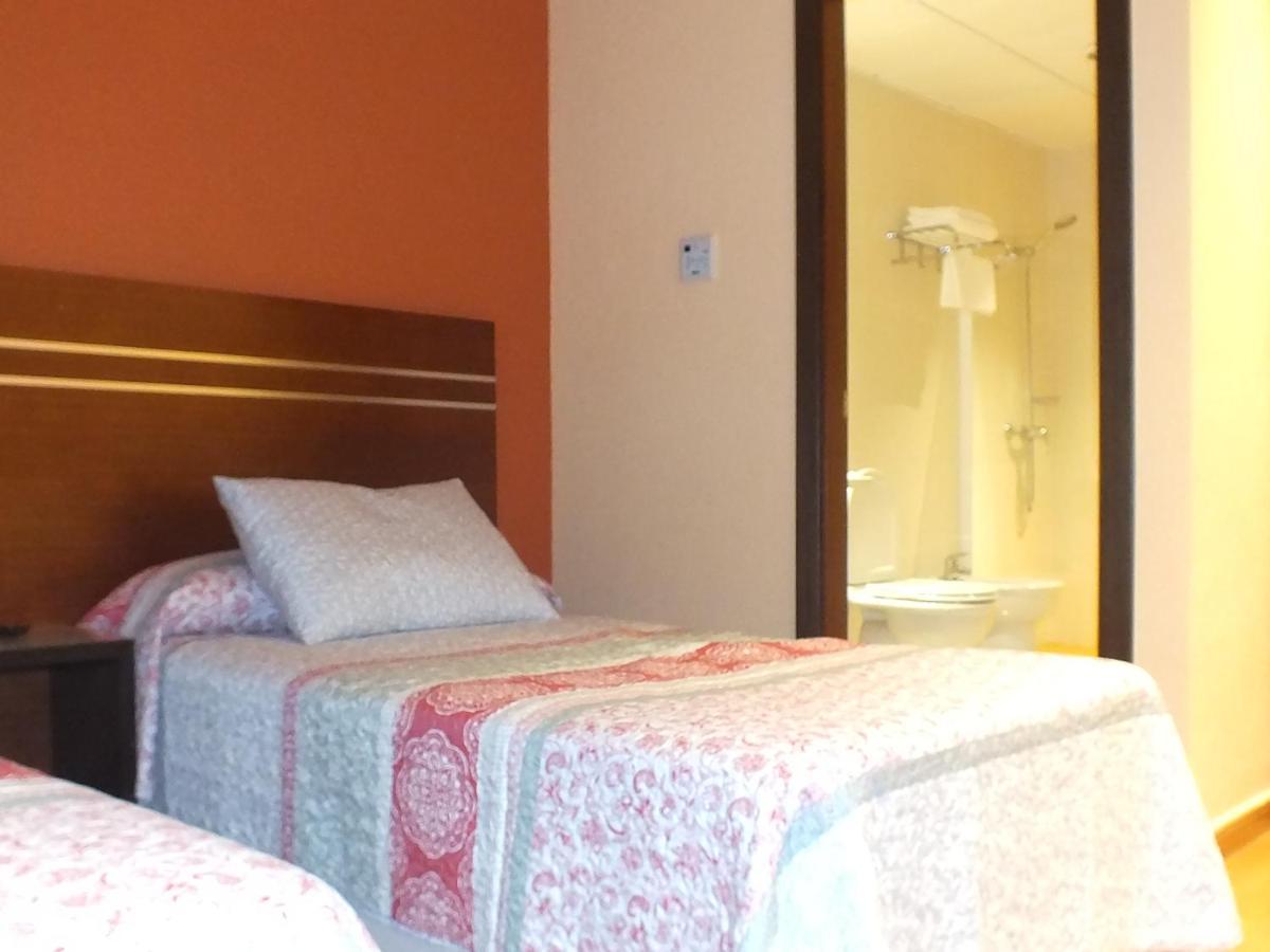 اوفيدو Motel Los Abedules المظهر الخارجي الصورة