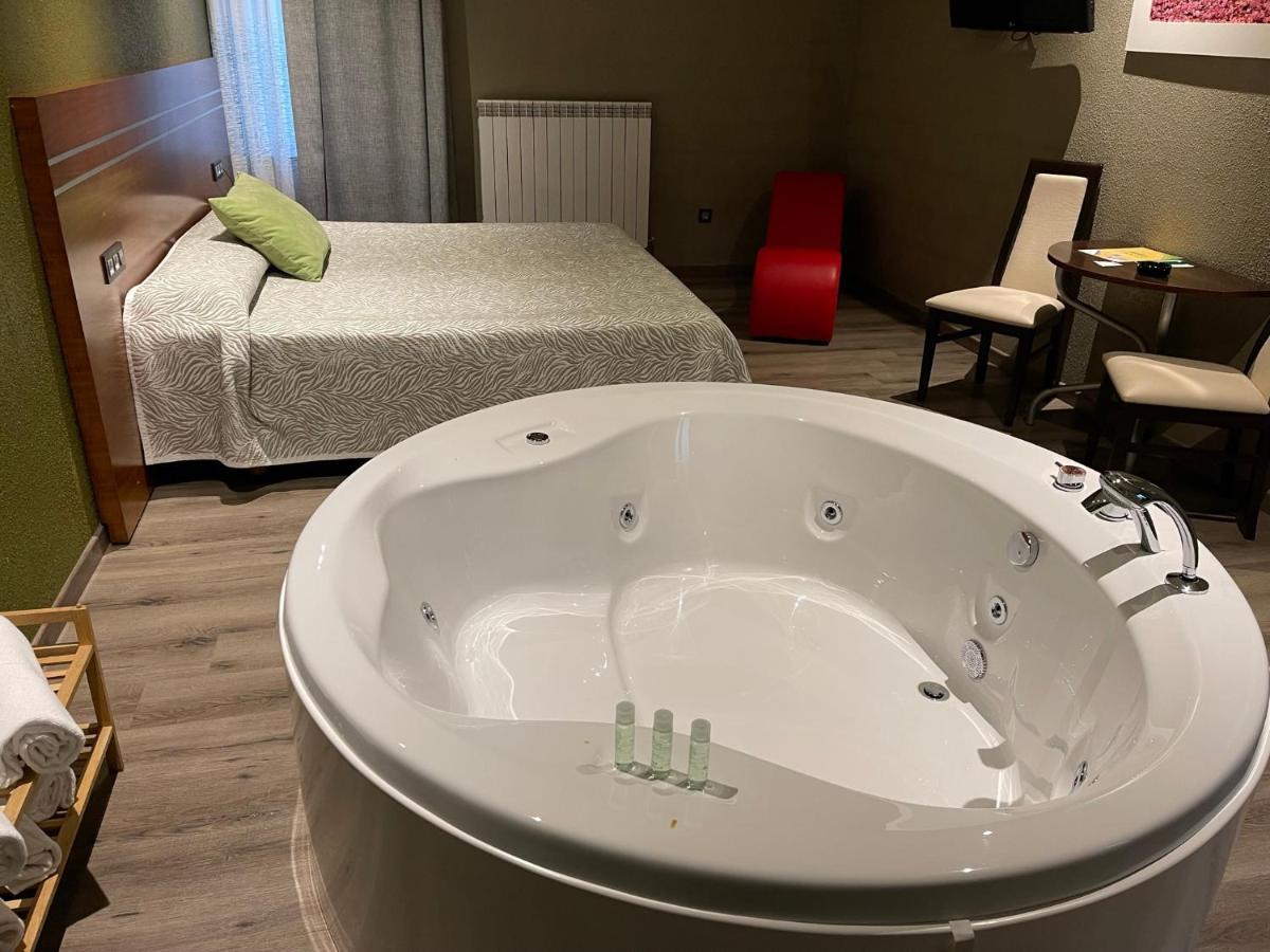 اوفيدو Motel Los Abedules المظهر الخارجي الصورة