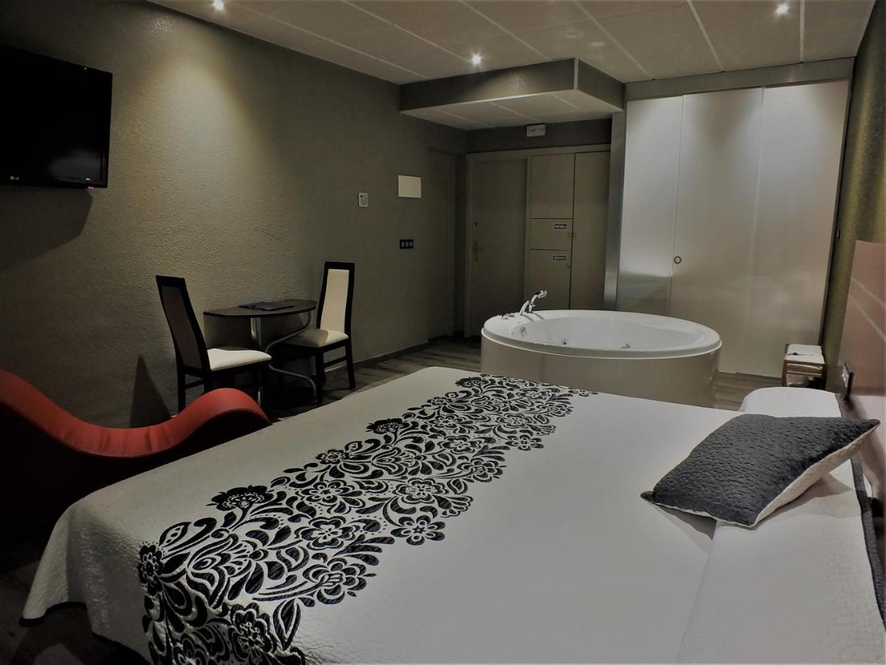 اوفيدو Motel Los Abedules المظهر الخارجي الصورة